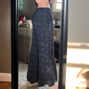 American Eagle navy blue and white striped pants